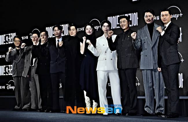 왼쪽부터 우민호 감독, 박용우, 노재원, 강길우, 정성일, 원지안, 서은수, 우도환, 정우성, 현빈