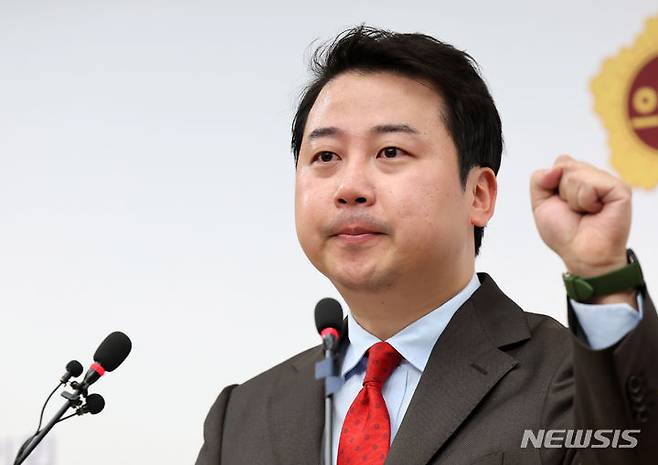 [부산=뉴시스] 하경민 기자 = 장예찬 국민의힘 전 청년최고위원이 지난해 3월18일 오후 부산 연제구 부산시의회에서 기자회견을 열어 제22대 국회의원 선거 공천 최소 결정에 대해 무소속으로 출마한다는 뜻을 밝히고 있다. 2024.03.18. yulnetphoto@newsis.com