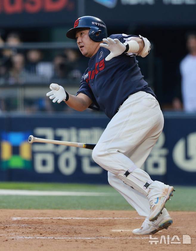 [서울=뉴시스] 고범준 기자 = 1일 서울 송파구 잠실야구장에서 열린 2024 KBO리그 롯데 자이언츠와 두산 베어스의 경기, 연장 12회초 2사 1,3루 롯데 정훈이 안타를 치고 있다. 2024.09.01. bjko@newsis.com