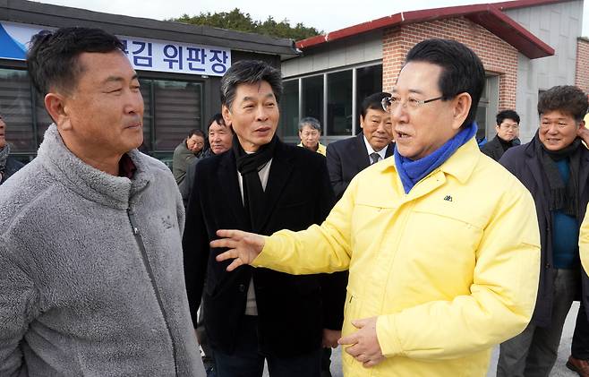 미역 폐사 지역인 완도를 찾아 피해내용을 듣고 있는 김영록 전남지사 [전남도 제공]