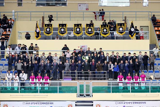 '2025 화랑대기 전국태권도대회' 개회식에서 주요 내빈과 관계자, 선수들이 한자리에 모여 대회의 성공적인 개최를 기원하며 기념촬영을 하고 있다. 경주시 제공