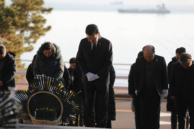 지난 8일 전남도의회서 전라남도지사 출마를 공식 선언한 신정훈 국회 행정안전위원장(더불어민주당, 나주·화순 국회의원)이 15일 여순사건 희생자 위령비를 참배했다. 신 위원장실 제공