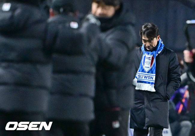 [OSEN=수원월드컵경기장, 최규한 기자] 3일 오후 경기도 수원월드컵경기장에서 ‘K리그 승강 플레이오프(PO)’ 1차전 수원 삼성과 제주 SK의 경기가 열렸다.이날 경기는 제주가 1-0으로 승리하며 잔류에 청신호를 켰다.경기를 마치고 수원 변성환 감독이 아쉬워하고 있다. 2025.12.03 / dreamer@osen.co.kr