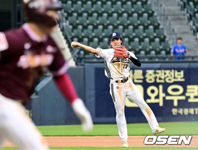 [OSEN=잠실, 조은정 기자]15일 서울 잠실야구장에서 2025 신한 SOL Bank KBO리그 두산 베어스와 키움 히어로즈의 경기가 열렸다.이날 홈팀 두산은 곽빈을, 원정팀 키움은 정현우를 선발 투수로 내세웠다.7회초 무사 1루 두산 유격수 이유찬이 키움 전태현의 타구를 1루로 송구, 아웃시키고 있다. 2025.06.15 /cej@osen.co.kr