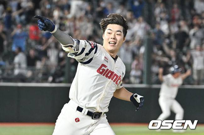 [OSEN=부산, 이석우 기자] 28일 부산 사직야구장에서 2025 신한 SOL 뱅크 KBO 리그 롯데 자이언츠와 KT 위즈의 경기가 열렸다. 홈팀 롯데는 감보아가, 방문팀 KT는 헤이수스가 선발 출전했다.롯데 자이언츠 고승민이 연장 11회말 2사 만루 끝내기 안타를 치고 환호하고 있다. 2025.08.28 / foto0307@osen.co.kr