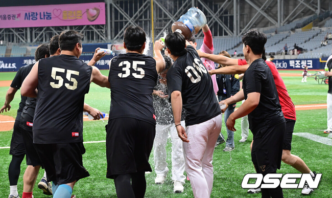 KIA 선수들이 최형우의 통산 400홈런 달성을 축하하고 있다./OSEN DB