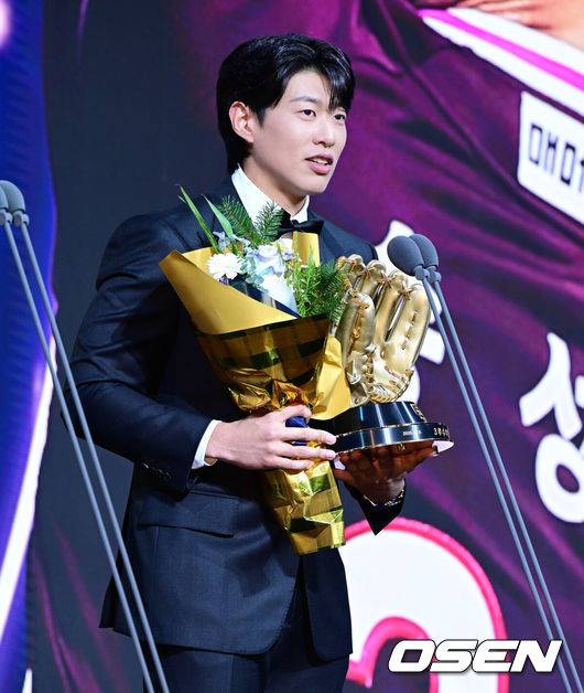 [OSEN=지형준 기자] 9일 오후 서울 송파구 잠실동 롯데호텔 월드에서 2025 신한은행 SOL 뱅크 KBO 골든글러브 시상식이 열렸다.KBO 골든글러브 시상식은 포지션별 최고의 선수를 가리는 자리로 올 시즌의 대미를 장식하는 자리다.&nbsp;키움 송성문이 3루수 부문 골든글러브를 수상하며 소감을 말하고 있다. 2025.12.09 /jpnews@osen.co.kr