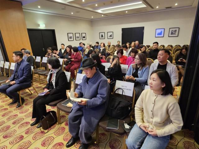 ▲러시아 상트페트르부르크 대한민국 총영사관 주최로 현지 한 호텔에서 열린 한국 족보문화에 대한 세미나에서 참석한 고려인 후손들이 깊은 관심을 보이고 있다. ⓒ