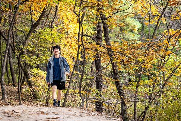 산행을 취미로 하겠다고 마음 먹은 후 오른 첫 산, 봉화산을 오르는 김남영씨.