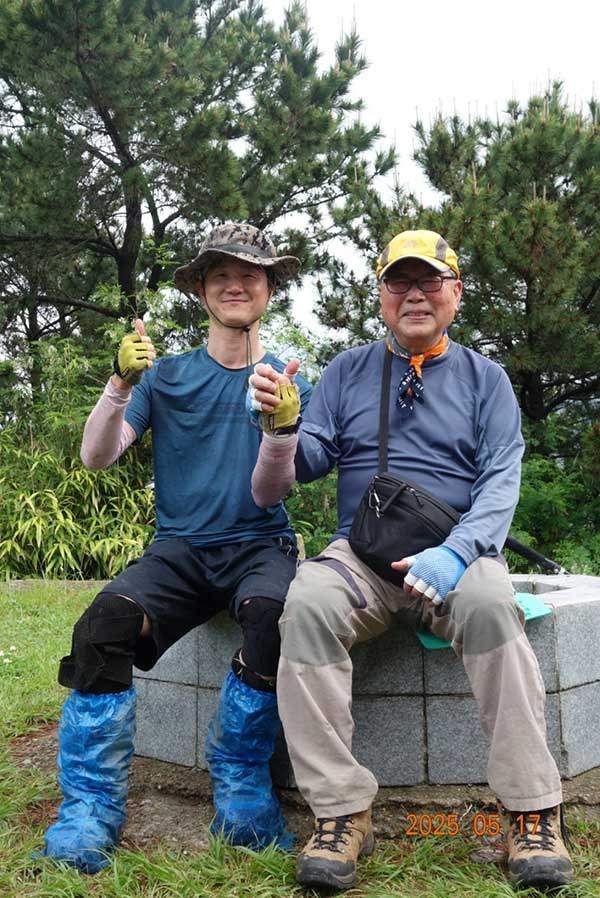 산줄기 종주를 완주할 때 마지막 봉대산에서 '준희' 최남준 선생이 축하 차 방문했다.