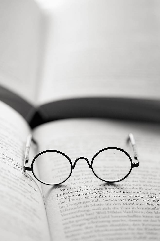 책 위에 안경이 놓여 있는 모습. 게티이미지뱅크