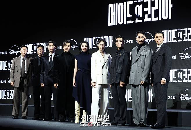15일 서울 강남구 삼성동 그랜드 인터컨티넨탈 서울 파르나스에서 열린 디즈니+의 오리지널 시리즈 '메이드 인 코리아'의 제작발표회에서 출연진들이 포즈를 취하고 있다. 한윤종 기자