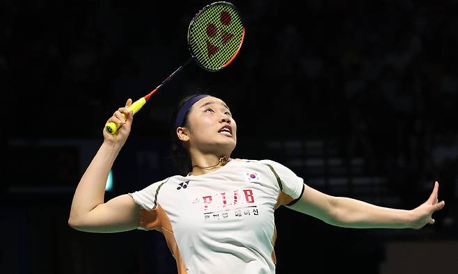 안세영이 17일 중국 항저우에서 열리는 세계배드민턴연맹(BWF) 월드투어 파이널스에 출전해 시즌 11승에 도전한다. 사진은 지난 9월 ‘2025 BWF 월드 투어 코리아오픈’ 여자단식 경기에서 안세영이 야마구치 아카네를 상대로 스매싱하고 있는 모습. 세계일보 자료사진