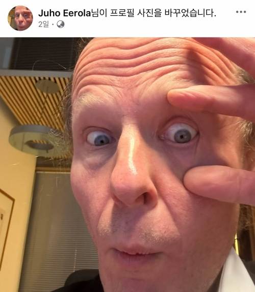 유호 에롤라 핀인당 의원은 자신의 페이스북 프로필을 눈을 찢은 사진으로 변경하면서 “나는 사라다!”라는 글을 적었다. 현재는 눈을 크게 뜨는 듯한 사진으로 프로필을 바꾼 상태다. 에롤라 의원 페이스북 캡처