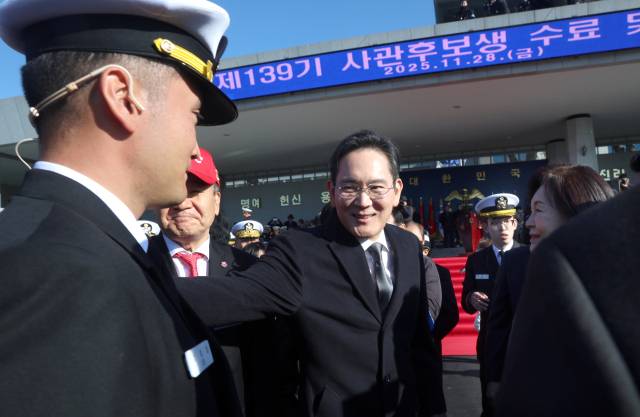 이재용(가운데) 삼성전자 회장이 지난달 28일 오후 경남 창원시 진해구 해군사관학교 연병장에서 열린 제139기 해군·해병대 사관후보생 수료 및 임관식에서 아들인 이지호 신임 소위를 격려하고 있다.연합뉴스