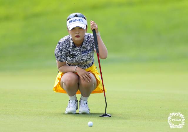 그린 경사를 파악하고 있는 이예원. 사진 제공=KLPGA