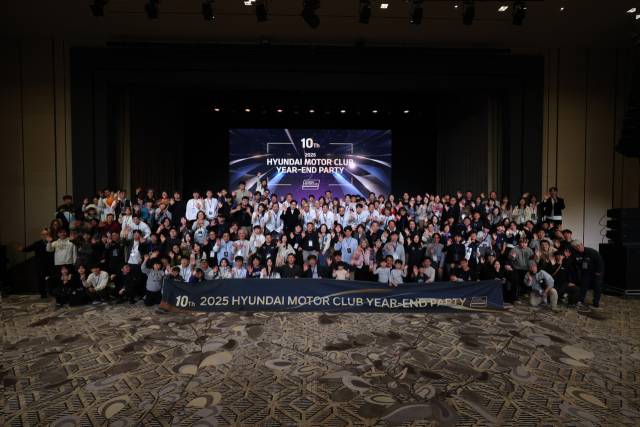 현대모터클럽 회원들이 14일 인천 인스파이어엔터테인먼트리조트에서 열린 현대모터클럽 출범 10주년 행사에 참석해 기념 촬영을 하고 있다. 사진 제공=현대차