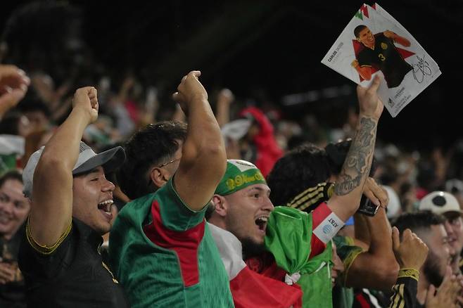 멕시코는 내년 6월 북중미월드컵서 펼칠&nbsp;한국과 맞대결을 대비하고자 최근 과르다도의 대표팀 코치&nbsp;선임을 추진했다.&nbsp;이어&nbsp;내년 3월 포르투갈과 홈 평가전도&nbsp;잡았다. 사진은 올해 9월 10일(한국시간) 미국&nbsp;내슈빌의 지오디스파크에서 열린 한국과 멕시코의 평가전에서 응원하는 멕시코 팬들. 경기는 2-2 무승부로 끝났다. 내슈빌(미 테네시 주)│AP뉴시스