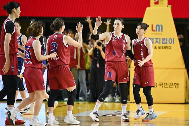 강이슬(오른쪽에서 2번째) 등 KB스타즈 선수들이 15일 청주체육관에서 열린 삼성생명전에서 득점 후 기뻐하고 있다. 사진제공｜WKBL