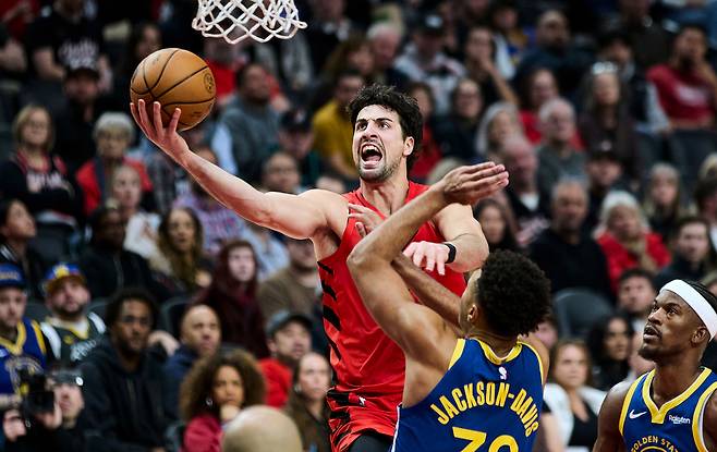 데니 아브디야가 15일 미국 오리건주 포틀랜드의 모다 센터에서 열린 골든스테이트 워리어스와 2025~2026 미국프로농구 정규리그 홈경기에서 슛하고 있다.  포틀랜드 | AP연합뉴스