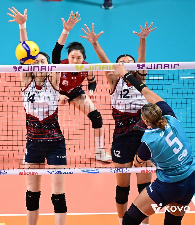 여자배구 현대건설 양효진이 지난 13일 GS칼텍스전에서 상대 공격을 막아내고 있다. KOVO 제공
