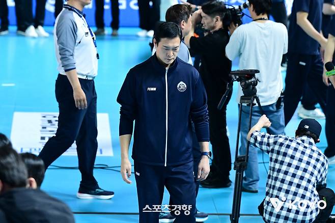 김상우 삼성화재 감독이 지난 14일 대전 충무체육관에서 열린 진에어 2025~2026 V리그 홈 경기 우리카드전에서 져 9연패 탈출에 실패한 뒤 고개를 숙인채 코트를 빠져나가고 있다. KOVO 제공