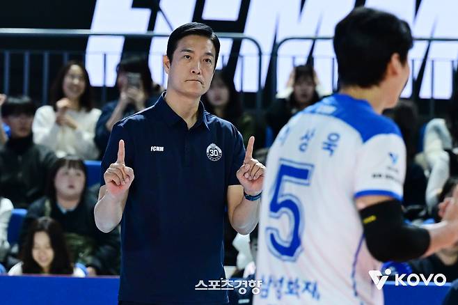 김상우 삼성화재 감독이 지난 14일 대전 충무체육관에서 열린 진에어 2025~2026 V리그 홈 경기 우리카드전에서 선수들에게 작전을 지시하고 있다. KOVO 제공