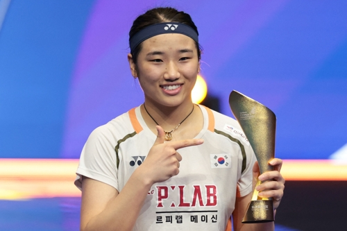 안세영이 지난 9월 중국 마스터스 여자단식 우승 후 트로피를 들고 기뻐하고 있다. AFP연합뉴스