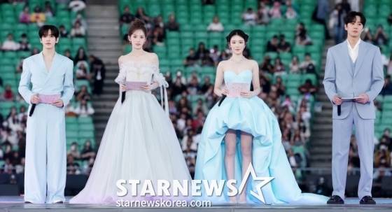 그룹 크래비티 앨런(왼쪽부터), 키키 수이, 아이들 슈화, 배우 이준영이 7일 가오슝 내셔널 스타디움에서 진행된 스타뉴스 주최 '10주년 아시아 아티스트 어워즈 2025(10th Anniversary Asia Artist Awards 2025, '10주년 AAA 2025')를 기념하는 'ACON 2025'를 진행하고 있다. /사진=김휘선 hwijpg@