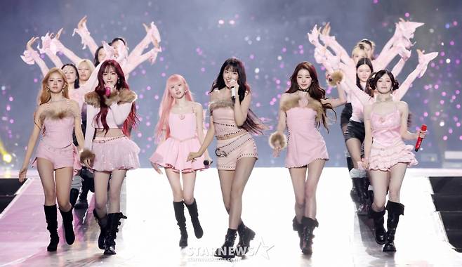 그룹 아이브가 6일 대만 가오슝 내셔널 스타디움에서 진행된 스타뉴스 주최 '10주년 아시아 아티스트 어워즈 2025(10th Anniversary Asia Artist Awards 2025, '10주년 AAA 2025')에서 멋진 무대를 선보이고 있다. 12월 6일~7일 양일에 걸쳐 가오슝 내셔널 스타디움에서 펼쳐지는 '10주년 아시아 아티스트 어워즈 2025(10th Anniversary Asia Artist Awards 2025, '10주년 AAA 2025')'와 페스타 'ACON 2025'는 MTN(머니투데이방송)과 위버스(Weverse)를 통해 각각 TV와 온라인 스트리밍으로 생중계 된다. /2025.12.06 /사진=김휘선 hwijpg@