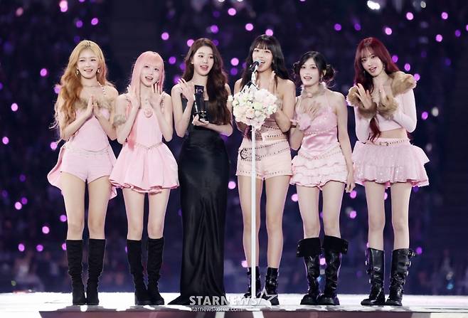 그룹 아이브가 6일 대만 가오슝 내셔널 스타디움에서 진행된 스타뉴스 주최 '10주년 아시아 아티스트 어워즈 2025(10th Anniversary Asia Artist Awards 2025, '10주년 AAA 2025')에서 올해의 노래상을 수상한 뒤 수상소감을 전하고 있다.  12월 6일~7일 양일에 걸쳐 가오슝 내셔널 스타디움에서 펼쳐지는 '10주년 아시아 아티스트 어워즈 2025(10th Anniversary Asia Artist Awards 2025, '10주년 AAA 2025')'와 페스타 'ACON 2025'는 MTN(머니투데이방송)과 위버스(Weverse)를 통해 각각 TV와 온라인 스트리밍으로 생중계 된다.  /2025.12.06 /사진=김휘선 hwijpg@
