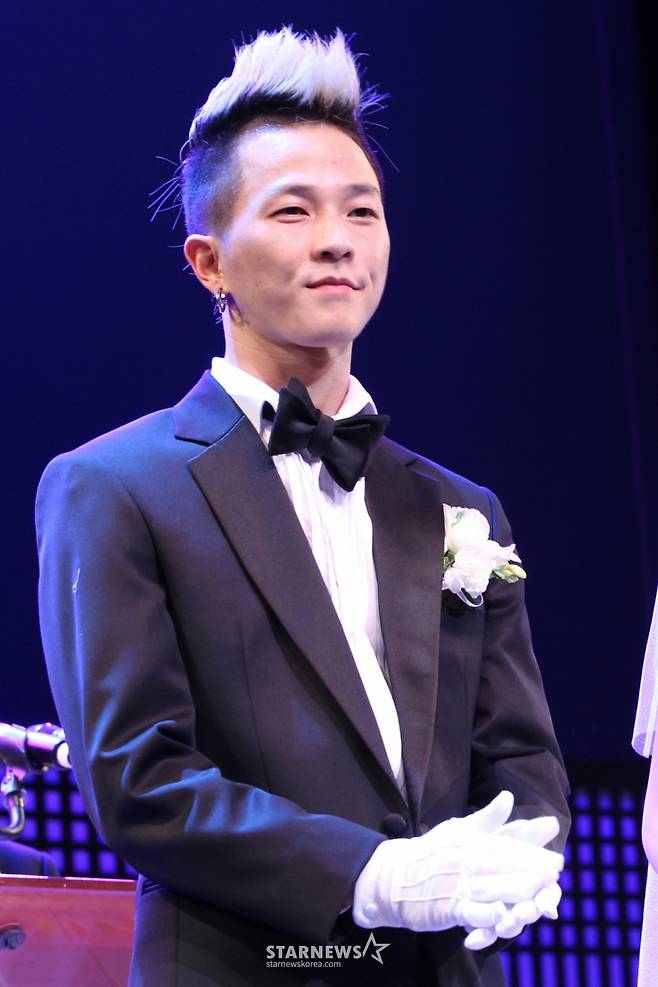 팝핀현준과 국립 창극단 단원 신부 박애리씨가 20일 오후 서울 장충동 국립극장 달오름극장에서  춤꾼과 소리꾼의 만남, 프로포즈, 백년가약 등 테마로 노래와 퍼포먼스를 곁들인 특별한 결혼식을 올리고 있다. /사진=임성균 기자 tjdrbs23@