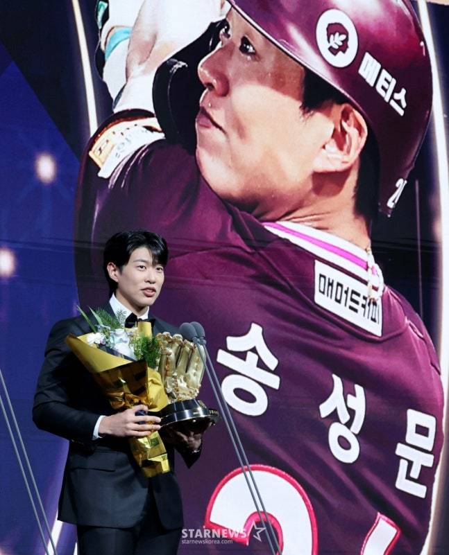 송성문이 지난 9일 골든글러브 시상식에서 3루수 황금장갑을 수상하고 소감을 밝히고 있다. /사진=강영조 선임기자