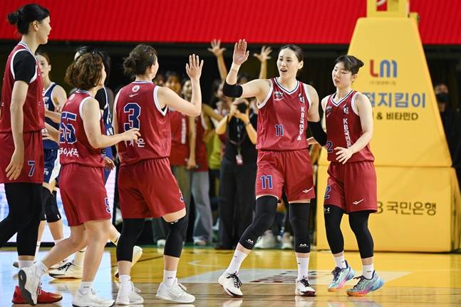 KB스타즈 선수들이 15일 삼성생명전에서 기쁨을 나누고 있다. /사진=WKBL 제공
