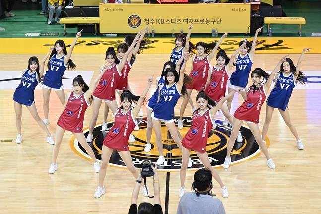 삼성생명과 KB스타즈 치어리더가 합동 응원전을 하고 있다. /사진=WKBL 제공