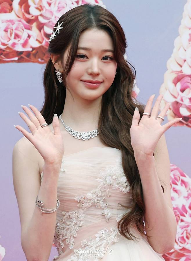 MC를 맡은 가수 장원영이 6일 가오슝 내셔널 스타디움에서 진행된 스타뉴스 주최 '10주년 아시아 아티스트 어워즈 2025(10th Anniversary Asia Artist Awards 2025, '10주년 AAA 2025') 레드카펫 행사에 참석해 포즈를 취하고 있다.  12월 6일~7일 양일에 걸쳐 가오슝 내셔널 스타디움에서 펼쳐지는 '10주년 아시아 아티스트 어워즈 2025(10th Anniversary Asia Artist Awards 2025, '10주년 AAA 2025')'와 페스타 'ACON 2025'는 MTN(머니투데이방송)과 위버스(Weverse)를 통해 각각 TV와 온라인 스트리밍으로 생중계 된다. /2025.12.06 /사진=이동훈 photoguy@