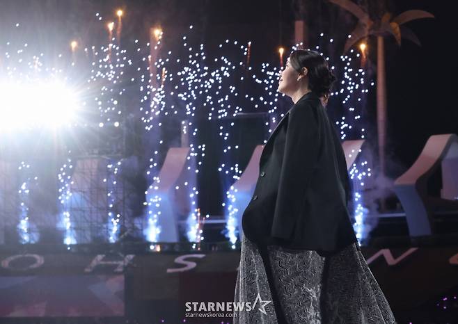 배우 아이유가 6일 가오슝 내셔널 스타디움에서 진행된 스타뉴스 주최 '10주년 아시아 아티스트 어워즈 2025(10th Anniversary Asia Artist Awards 2025, '10주년 AAA 2025')에서 대상에 호명된 후 관중의 축하를 받으며 무대로 향하고 있다.   12월 6일~7일 양일에 걸쳐 가오슝 내셔널 스타디움에서 펼쳐지는 '10주년 아시아 아티스트 어워즈 2025(10th Anniversary Asia Artist Awards 2025, '10주년 AAA 2025')'와 페스타 'ACON 2025'는 MTN(머니투데이방송)과 위버스(Weverse)를 통해 각각 TV와 온라인 스트리밍으로 생중계 된다. /사진=김진경 kim.jinkyung@