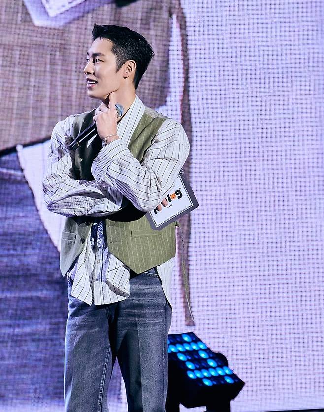 이재욱. 사진로그스튜디오