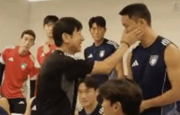 신태용이 정승현의 뺨을 때렸다고 간주되는 영상을 14일 중앙일보가 공개했다. 축구팬들은&nbsp;다양한 반응을 보이는 중이다. 일부 축구 팬들은 친근함의 표시라도 가장 중요한 건 당사자인 정승현의 심정이라고 주장했다. 때리는 강도를 떠나 맞는 사람인 정승현이 불쾌감을 느꼈다면, 이는 폭행으로 봐야 한다며 정승현의 손을 들어줬다. 몇몇 팬은 외국 선수들과 감독들의 비슷한 장면을 근거로 폭행으로 보기 어렵다고 반박하기도 했다. 중앙일보 보도영상 캡처