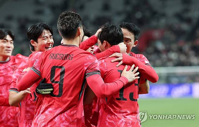 이태석 선제골에 기뻐하는 대표팀 (서울=연합뉴스) 신준희 기자 = 18일 서울 마포구 서울월드컵경기장에서 열린 남자축구 국가대표 A매치 평가전 대한민국과 가나의 경기. 
    이태석이 선제골을 넣고 선수들과 기뻐하고 있다. 2025.11.18 hama@yna.co.kr