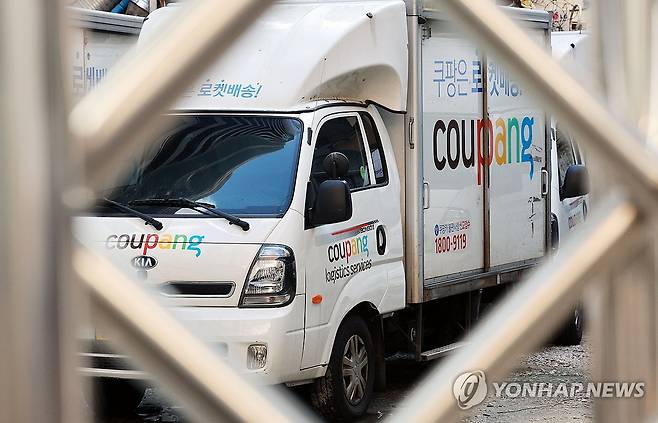 정보유출에도 쿠팡 이용자 수 '견조' (서울=연합뉴스) 한종찬 기자 = 개인정보 유출 사태로 탈팡(쿠팡 탈퇴)과 집단 소송 움직임이 일고 있는 가운데 쿠팡 관련 앱의 이용자 수는 사태 전보다 소폭 증가한 것으로 나타났다. 14일 앱·결제 데이터 분석 기업 와이즈앱·리테일에 따르면 지난 1∼7일 쿠팡 앱의 주간 활성이용자 수(WAU)는 2천993만5천356명으로, 한 달 전인 11월 3∼9일(2천876만8천841명) 대비 약 4.1% 증가했다. 이날 서울의 한 쿠팡 차고지에 배송 트럭들이 주차돼 있다. 2025.12.14 saba@yna.co.kr