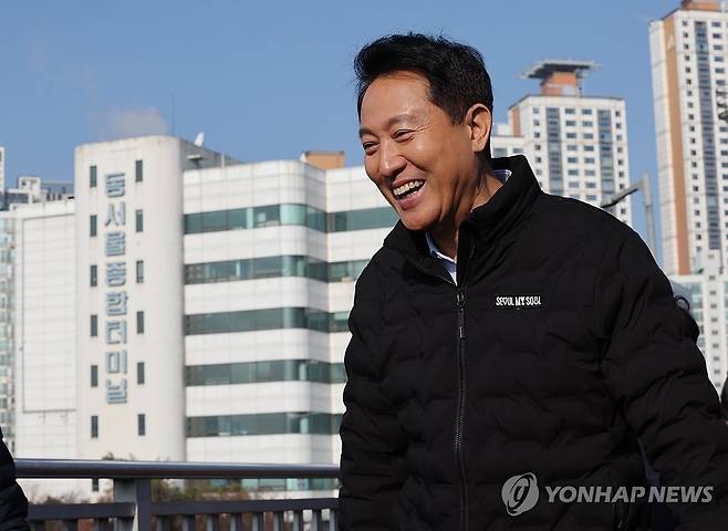 오세훈 시장, 동서울터미널 방문 (서울=연합뉴스) 서명곤 기자 = 오세훈 서울시장이 15일 서울 광진구 동서울터미널을 방문해  동서울터미널 현대화사업 개발 대상지를 둘러보고 있다.
     서울시는 동서울터미널을 여객터미널 기능을 넘어 교통·업무·판매·문화 등 복합개발시설로 현대화할 계획을 수립했고, 지난 5월 28일 제9차 도시·건축공동위원회에서 동서울터미널 부지 지구단위계획구역 지정 및 계획 결정안을 수정 가결했다. 2025.12.15 seephoto@yna.co.kr