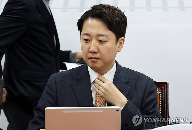 넥타이 고쳐 매는 이준석 대표 (서울=연합뉴스) 이동해 기자 = 개혁신당 이준석 대표가 15일 국회에서 열린 최고위원회의에 앞서 넥타이를 고쳐 매고 있다. 2025.12.15 eastsea@yna.co.kr