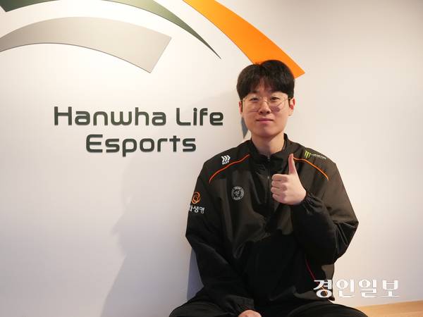 ‘제우스’ 최우제가 지난 15일 한화생명e스포츠의 e스포츠 트레이닝 센터인 ‘캠프원(Camp One)’에서 경인일보와 인터뷰를 마친 뒤 포즈를 취하고 있다. 2025.12.15 /박소연PD parksy@kyeongin.com