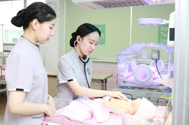경일대학교 간호학과 학생들이 아동 환자 대상 실습을 진행하고 있다. 경일대 제공
