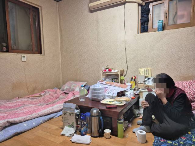 지난 10일 대구 서구에 사는 김현실(81·가명) 할머니가 창문이 제대로 닫히지 않는 단칸방에 앉아 눈물을 훔치고 있다. 김지수 기자