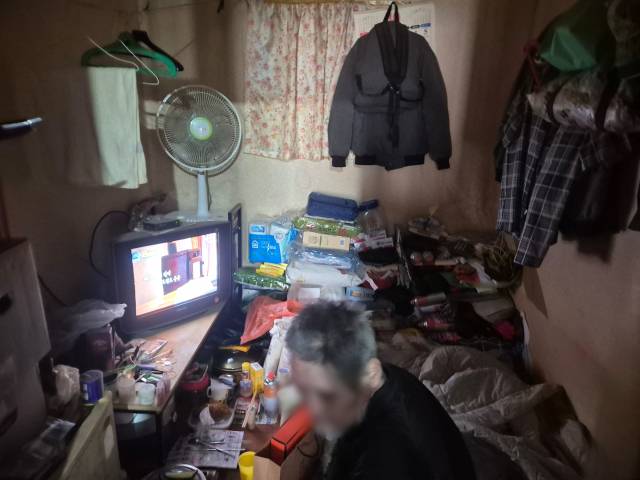 김완수(56) 씨의 방. 김 씨는 이 좁은 방에서 TV를 보며 술을 2병씩 마시는 게 일과다. 신중언 기자