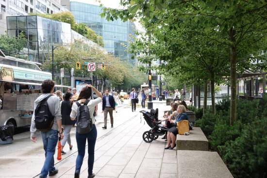 캐나다 밴쿠버는 북미 도시 중에서 보행 친화성(Walkability)이 높은 도시입니다. 도시 구조와 자연환경, 대중교통과 가로 설계가 잘 이루어져 걸어 다니기에 매우 좋지요. 특히 주거와 상업, 공공시설이 혼합된 용도개발 덕분에 집과 상점, 카페와 공원이 보행권으로 서로 연결된 구조라 더욱 편리하답니다.