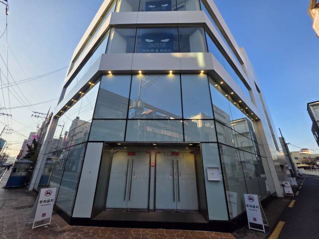 경남 진주시 로데오거리 건물 곳곳에 ‘임대’ 딱지가 붙어 있고 쇼핑객들의 모습은 찾아보기 힘들다. 14일 유니클로마저 철수하면서 상권 존립마저 위태로워졌다.