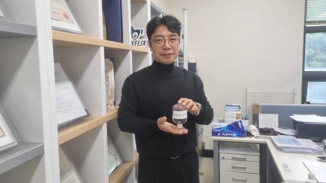 링크플릭스 김두일 대표가 퇴비화되는 접착제를 소개하고 있다.